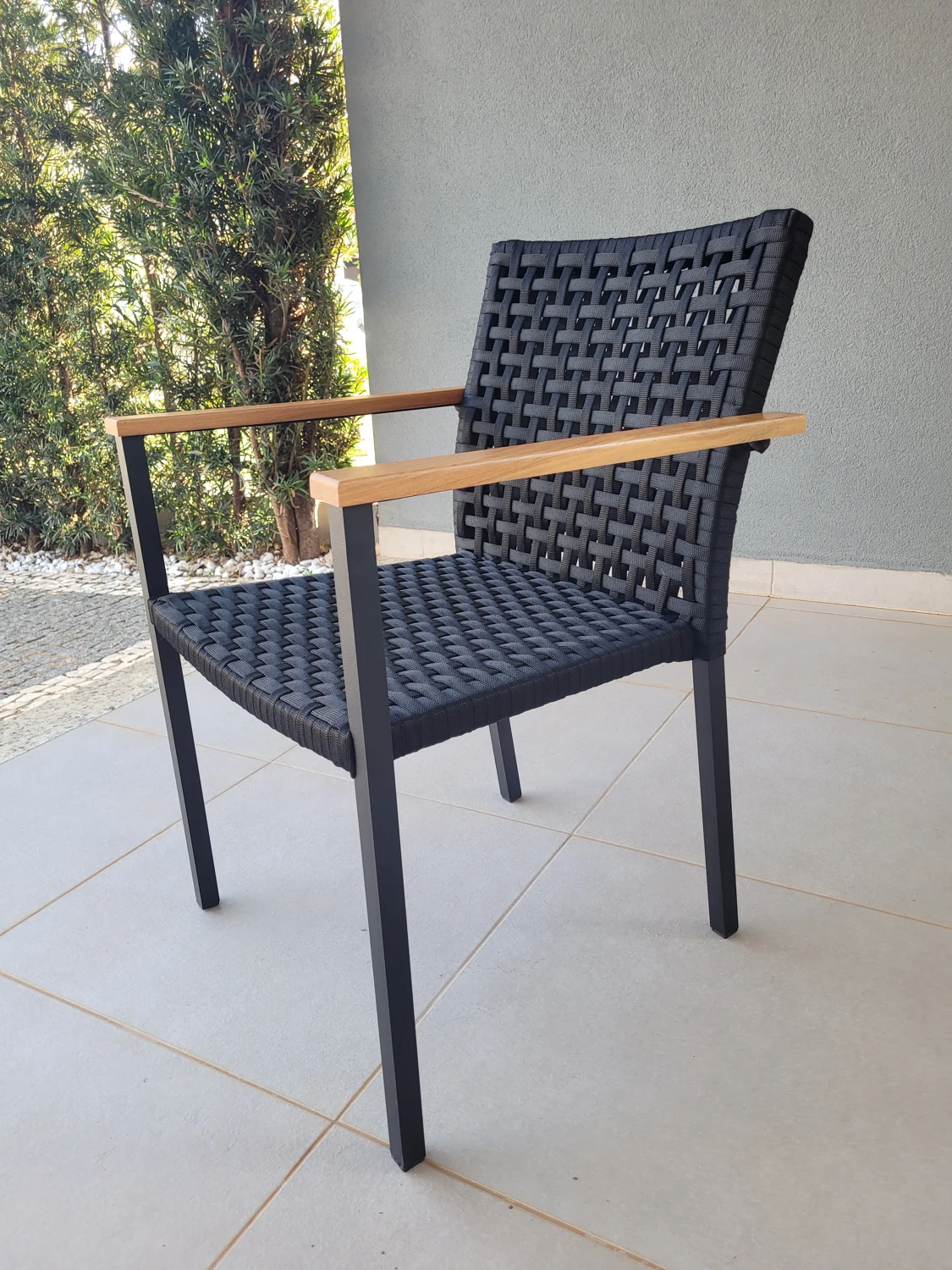 Cadeira real com trama preta e braços de madeira do acervo Soft Garden