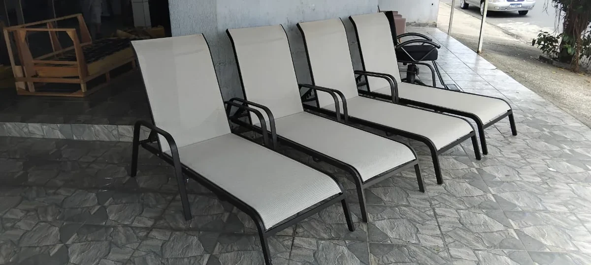 Poltronas com tela clara e acabamento renovado