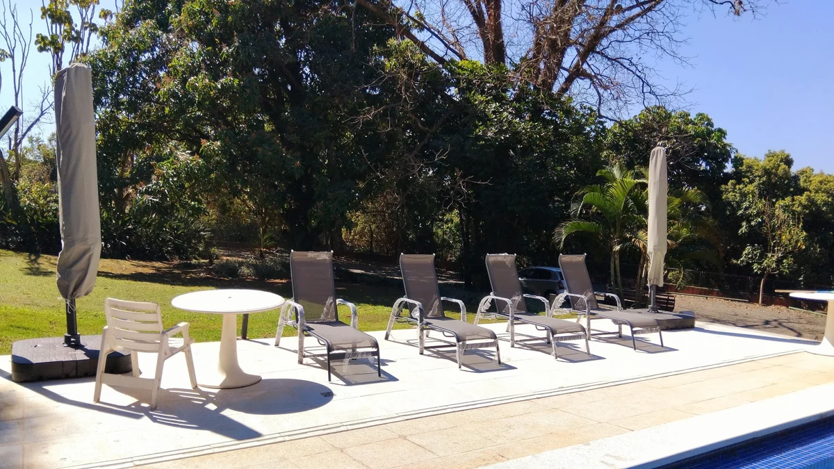Espreguiçadeiras de tela sling ao lado da piscina